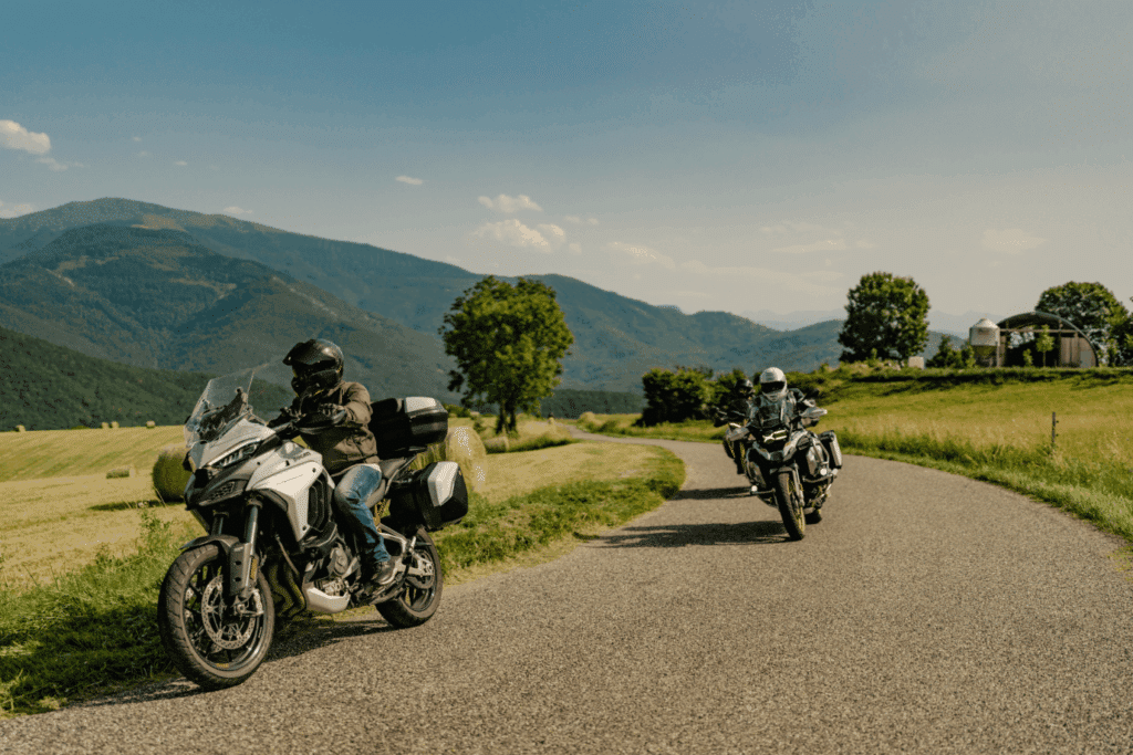 deux motos qui roulent sur route de campagne