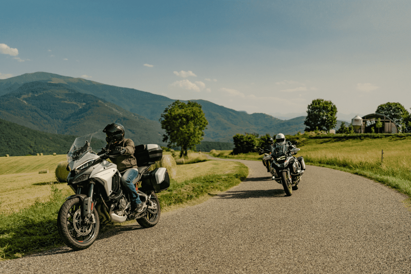 deux motos qui roulent sur route de campagne